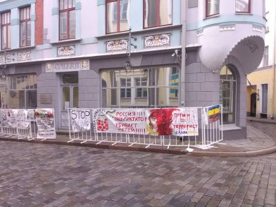 Protester mot Rysslands krig mot Ukraina utanför den ryska ambassaden i Tallinn, Estland. April 2023.